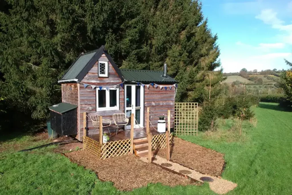 Avec seulement 6 800 euros, un adolescent construit une maison miniature dans le jardin de sa famille