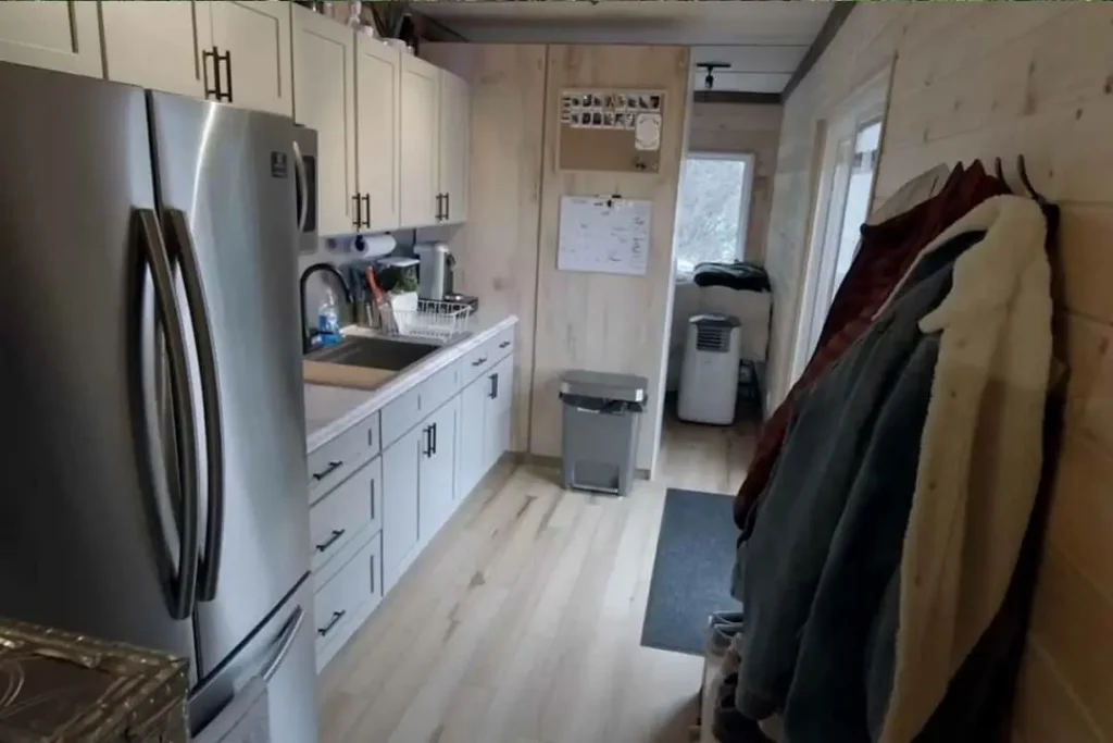 Un couple transforme un conteneur d’expédition en une charmante maison pour un peu moins de 18 500 €